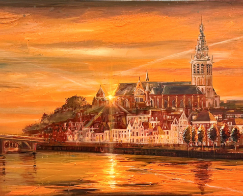 Skyline Nijmegen met ondergaande zon. Gezien vanaf de Waalbrug at the Golden Hour.