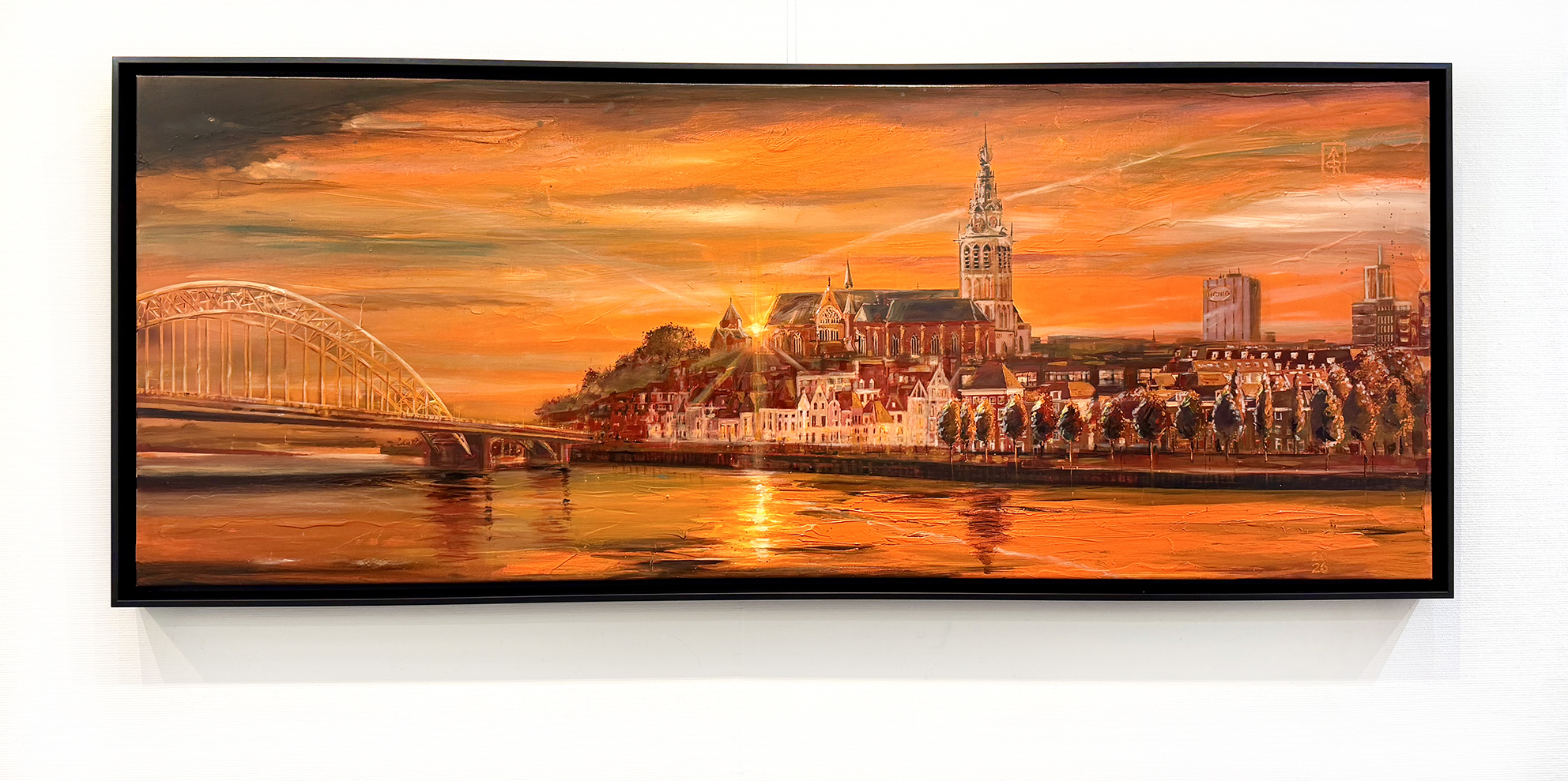 De skyline van Nijmgen met de Waalbrug, ondergaande zon, at the golden hour.