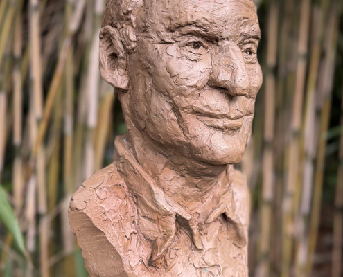 Borstbeeld geboetseerd en bewerkt met bronsverf