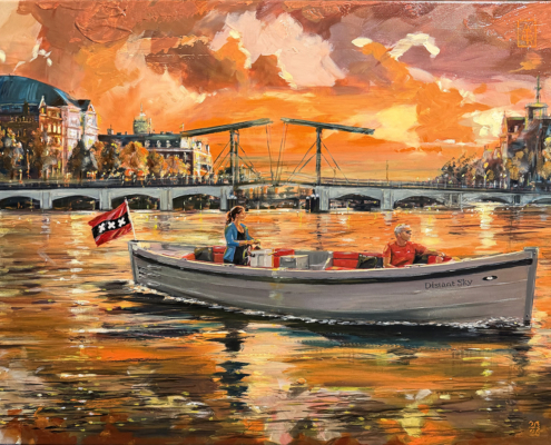 Sloep op de Amstel met op de achtergrond Carré en de Magere brug met ondergaande zon, 'at the golden hour'.
