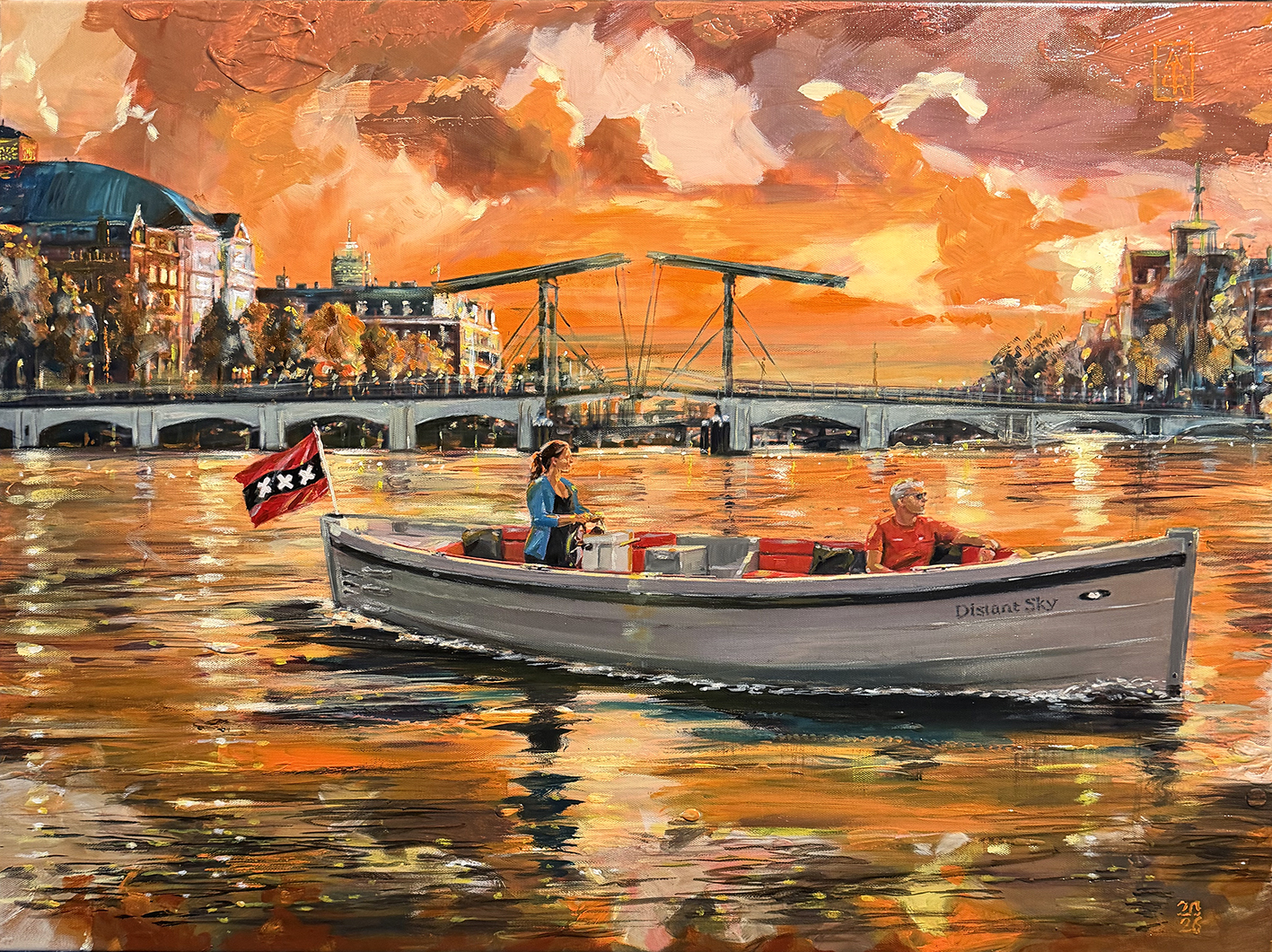Sloep op de Amstel met op de achtergrond Carré en de Magere brug met ondergaande zon, 'at the golden hour'.